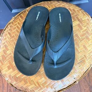 Okabash surf flip flops sandals woman’s Sz L  US 9/10 . Great condition.